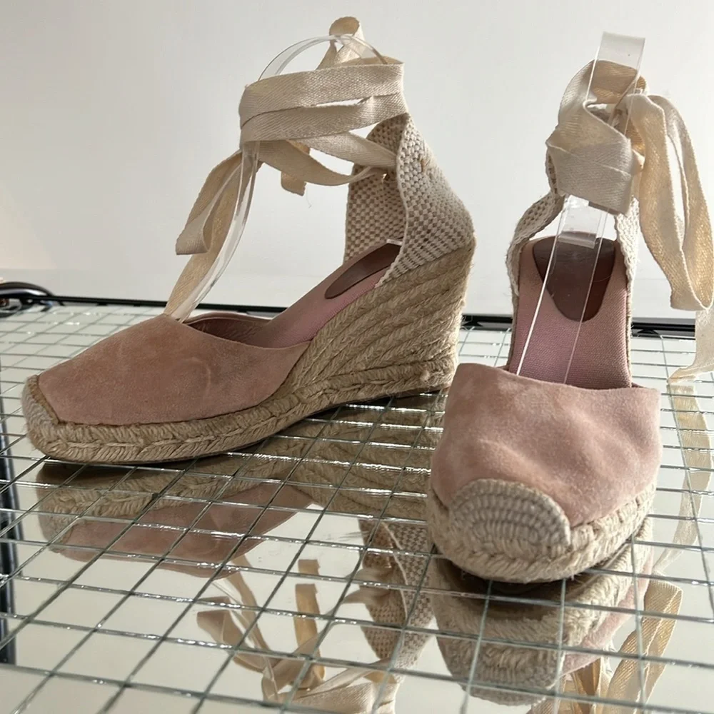 Andre Assous Sz 39 Wedge Espadrille Suede Jute Wrap Around Sandal